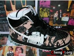 Nike Dunk Hi Pro SB UNKLE 漫画涂鸦